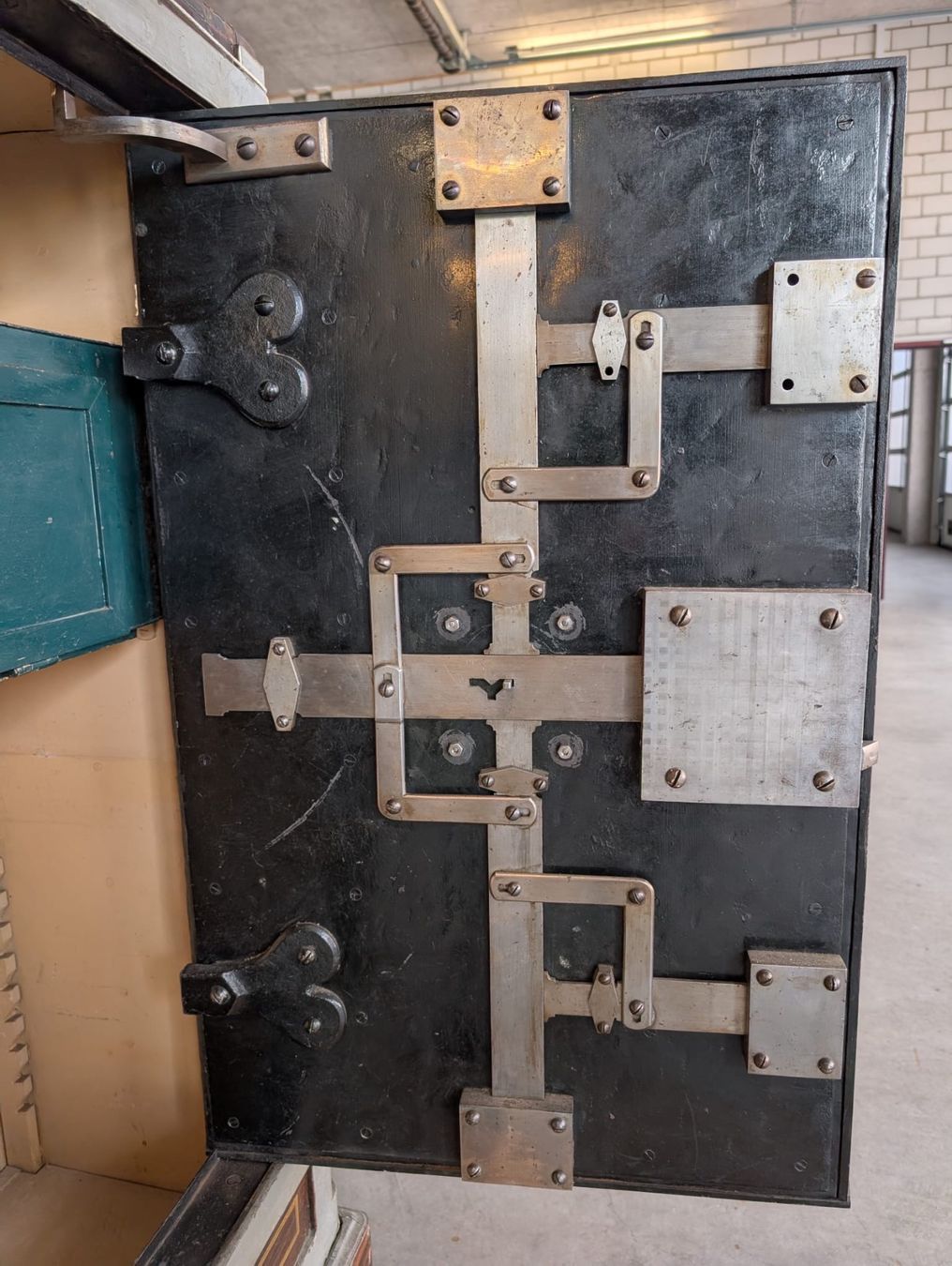 Tresor: Antiker Dekorativer Safe – Gebraucht aus Schaffhausen von ptobler 3