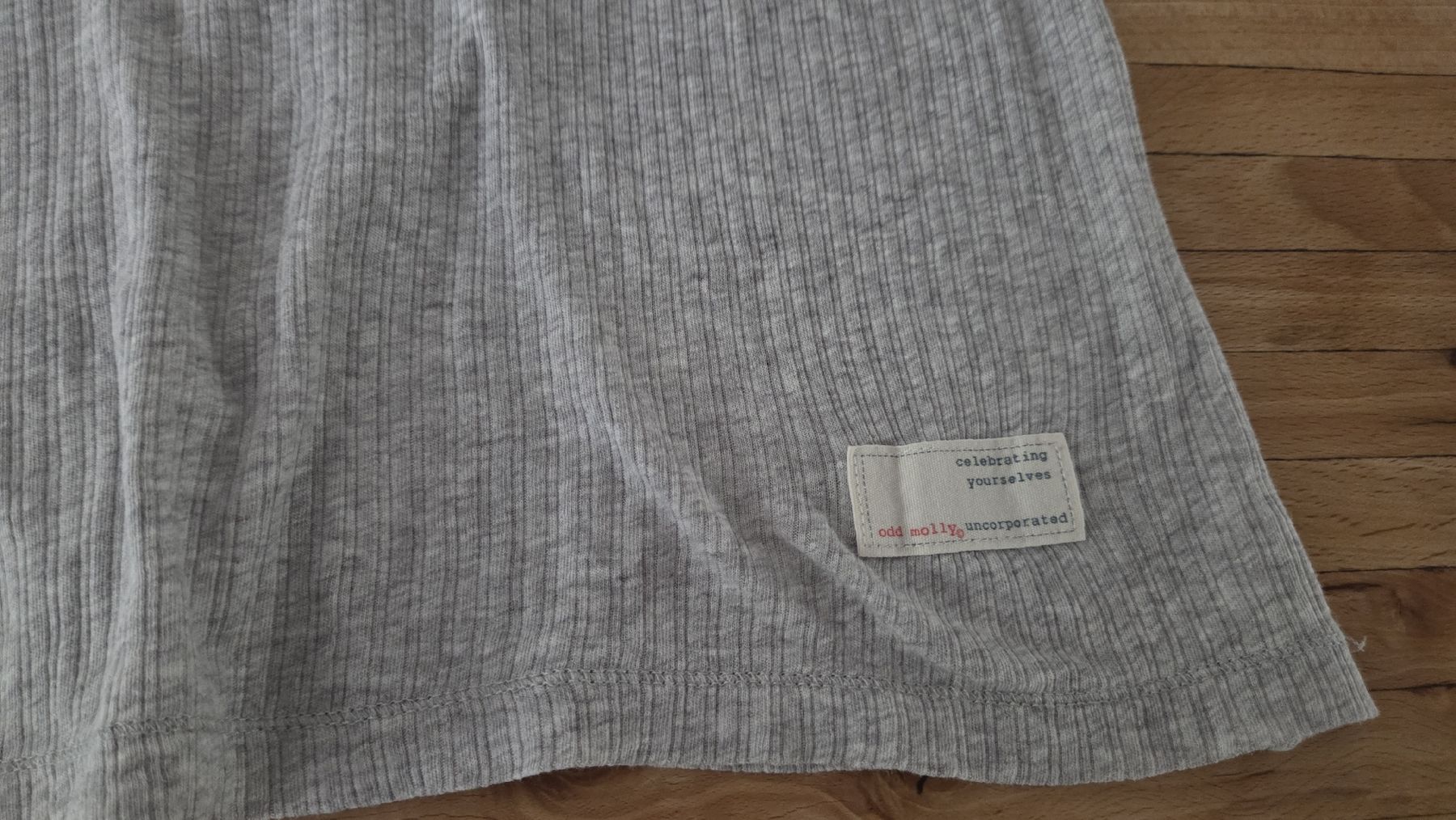 Odd Molly T-shirt: Odd Molly Langarmshirt grau gerippt  – Usato da Winterthur venduto da sandi99 1