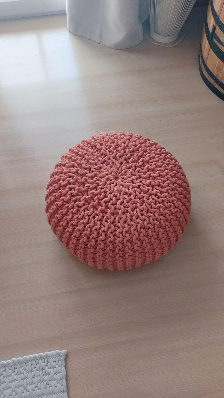 Sgabelli: Gehäkelter Sitzhocker/Pouf in Korallrot – Usato da Reidermoos venduto da sod_5kfk 1
