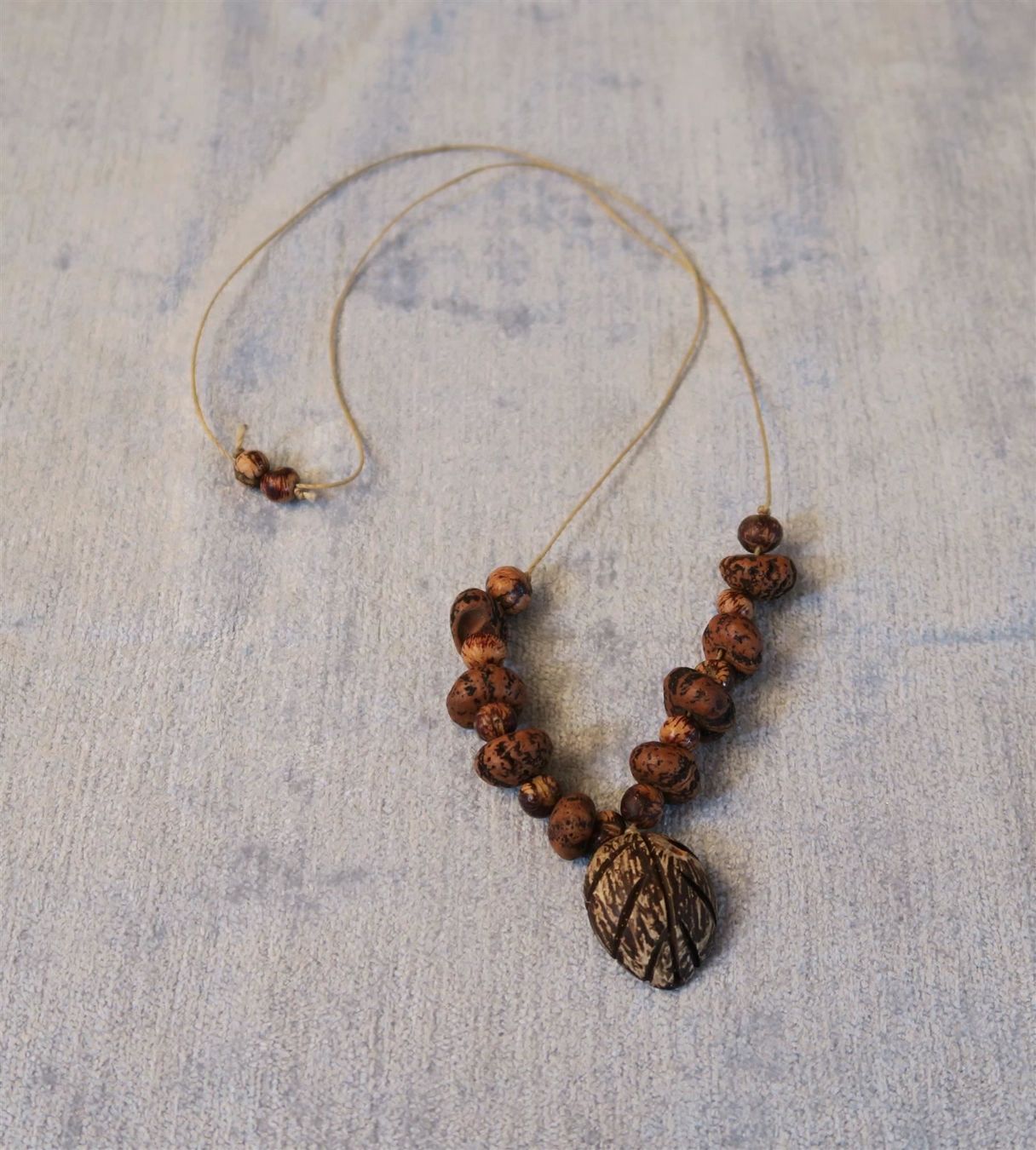 Catenine: Kette mit Samen/Nussperlen – Usato da Brittnau venduto da marlenestone 1