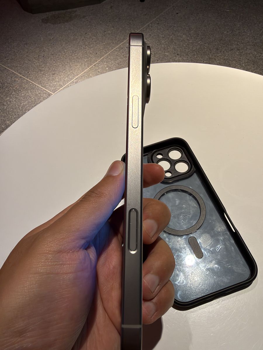 Apple Telefoni cellulari / Smartphones: iPhone 16 pro max top zustand! – Nuovo (secondo la descrizione) da Zürich venduto da Yoni_to 1