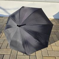 Klassischer großer schwarzer Regenschirm