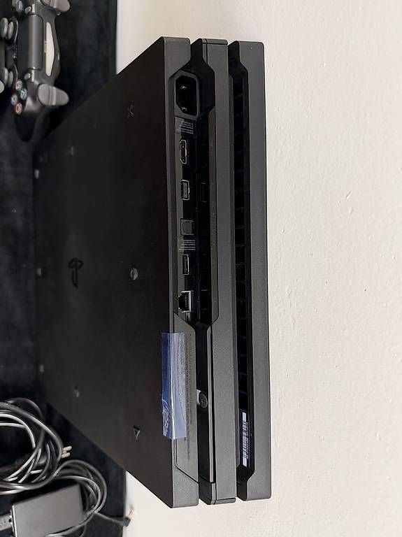 Console: Playstation 4 mit 2 Controller und Ladestation – Usato da Zürich venduto da ptrckgil 1