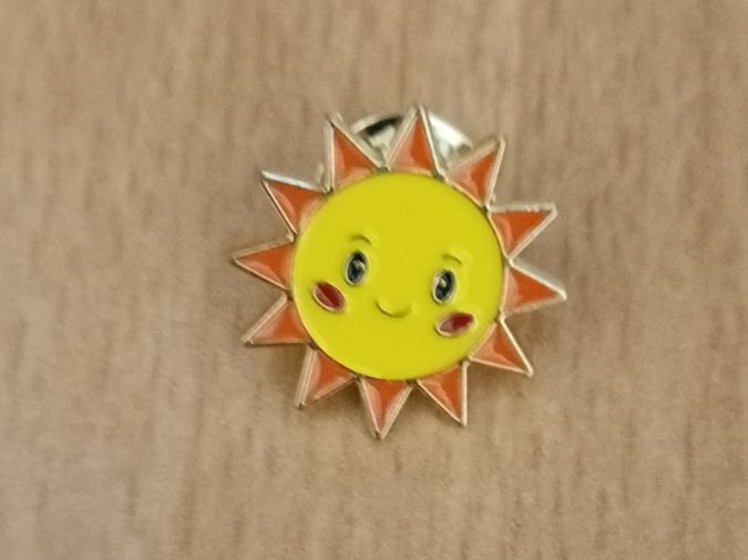 Placchette & Badge: Pin Sonnenmännchen - Box 11 – Usato da Köniz venduto da Pinscollect