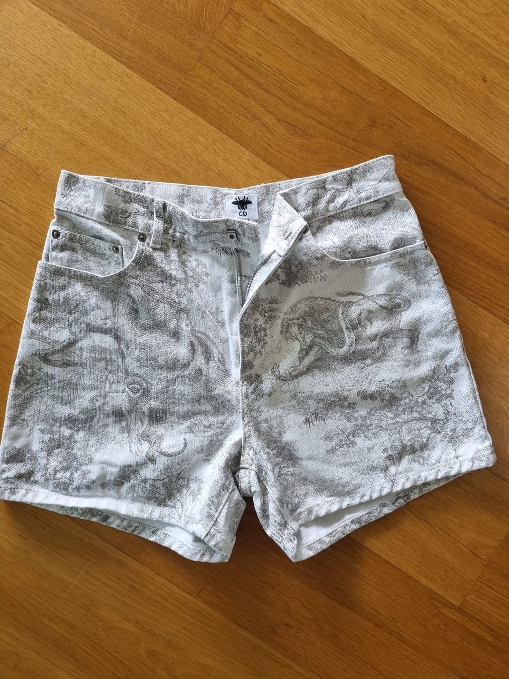Dior Jeans: Short Dior blanc/gris T 38 – Nuovo (secondo la descrizione) da Herrliberg venduto da revelune