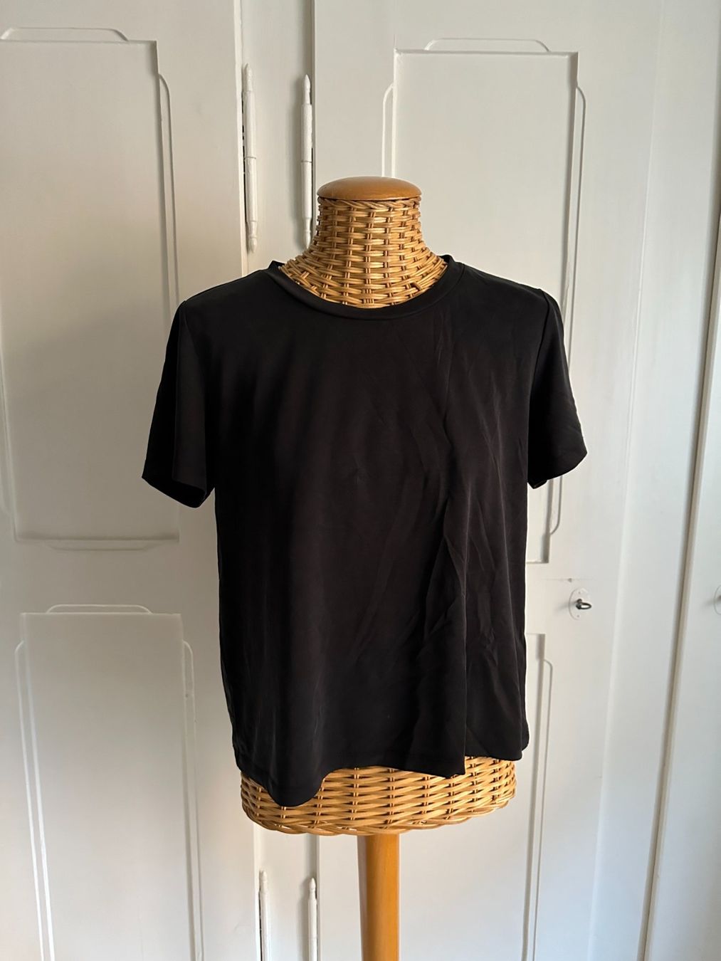 Monki T-shirt: MONKI - T-Shirt schwarz S – Usato da Zürich venduto da Diazaio