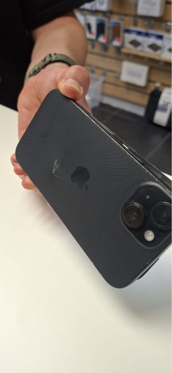 Apple Handys / Smartphones: iPhone 15 beschädigt – Defekt aus Belp von ali_ys5d 2