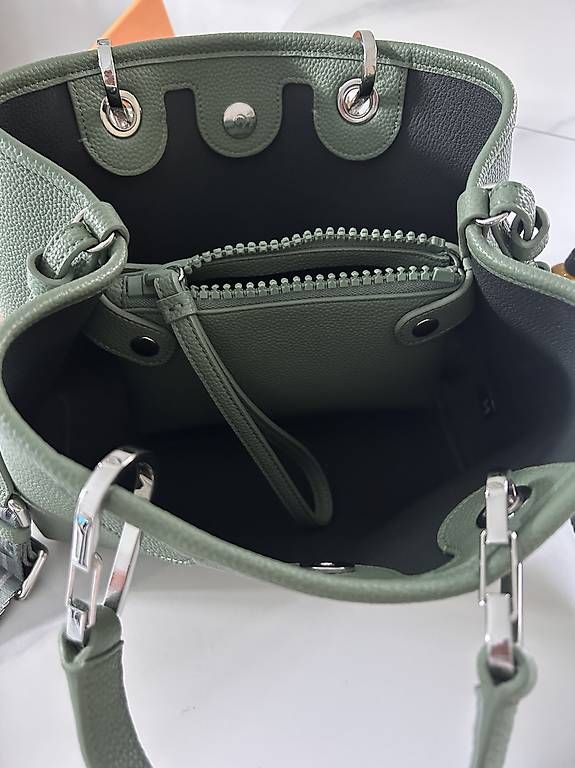 Sacs femmes: Borsa Armani verde salvia con tracolla – D'occasion à S. Vittore par mar_qdm8 4