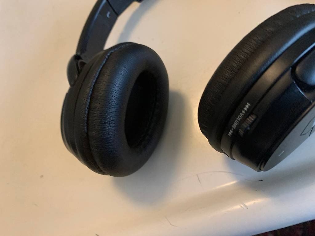 Cuffie: BeeWi Bluetooth Stereo Headphones. NP: 49.90 chf... – Usato da Emmen venduto da newdeal1970