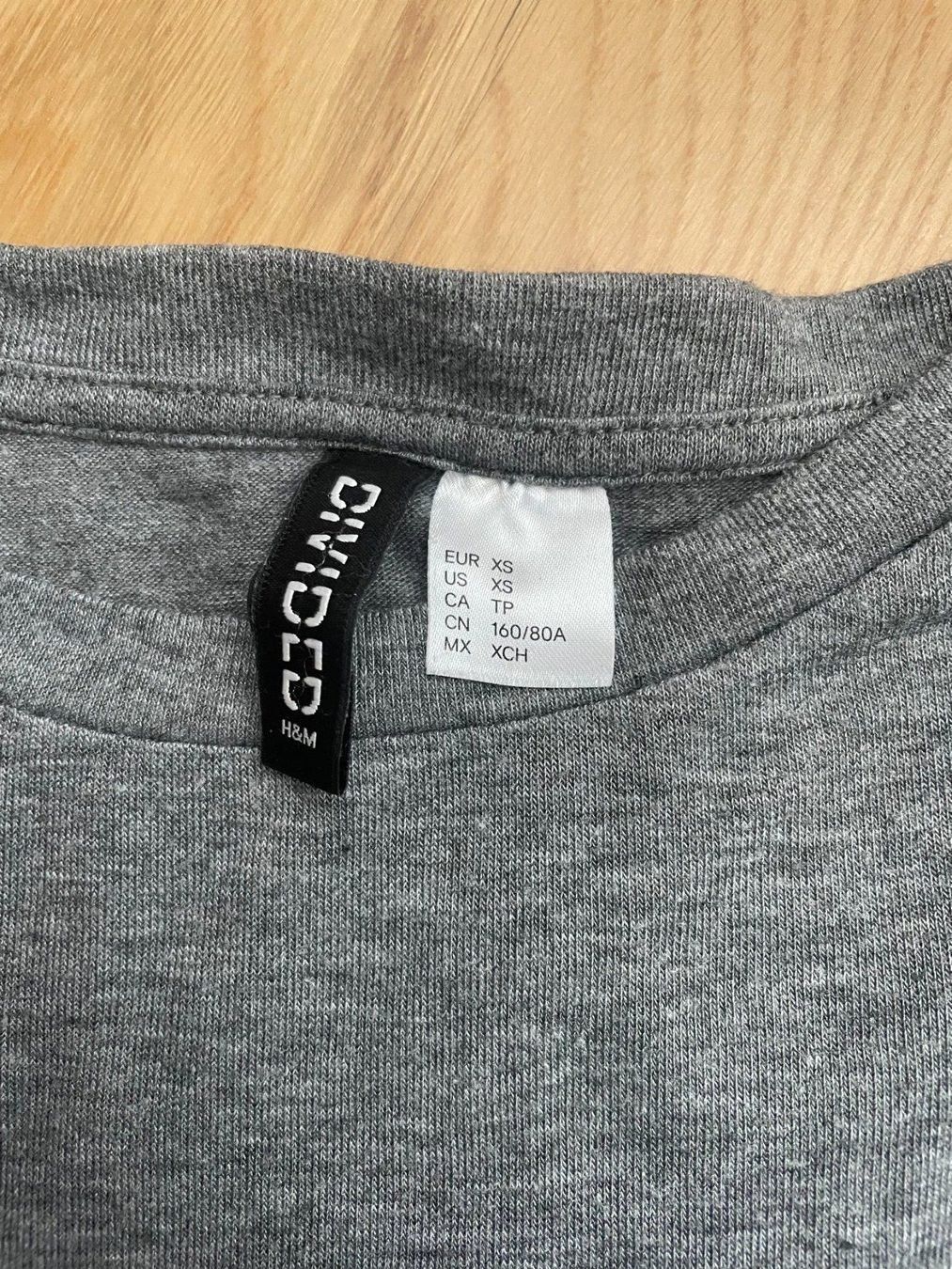 H&M T-Shirts: graues Oberteil in Gr. XS – Gebraucht aus Wil SG von Miwil 2