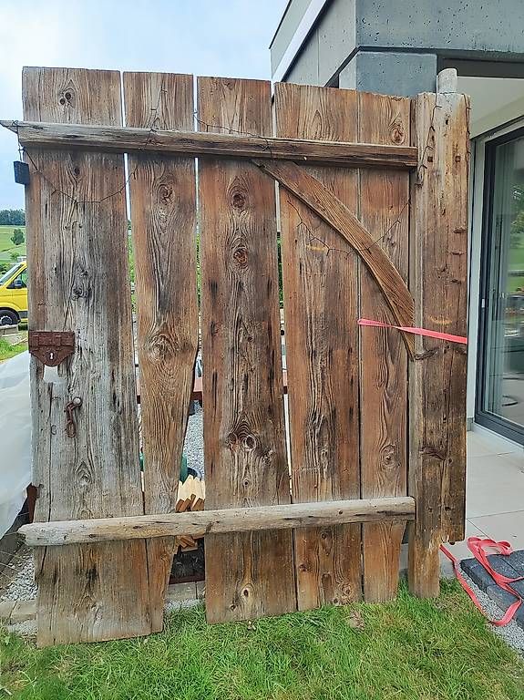 Articoli in legno: altes Scheunentor / Altholz – Usato da Muri AG venduto da Wey