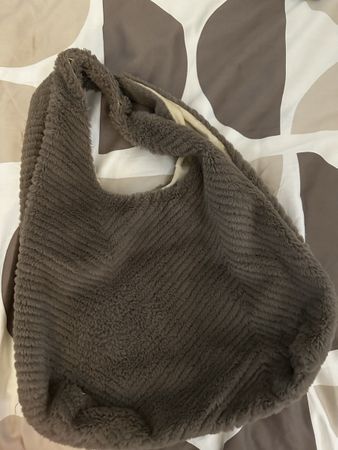 Sac à main en peluche gris style hobo
