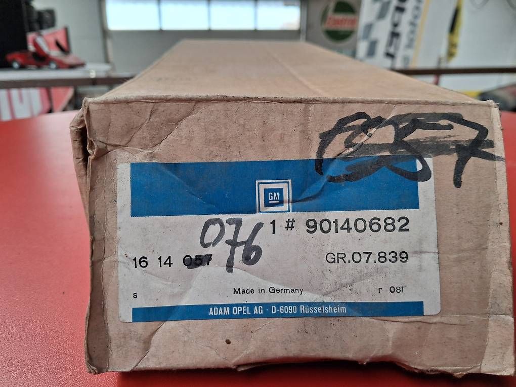 Tutti pezzi di ricambio auto: Opel Stossstangenhalter 16 14 076 – Usato da Huttwil venduto da kadett_78 1