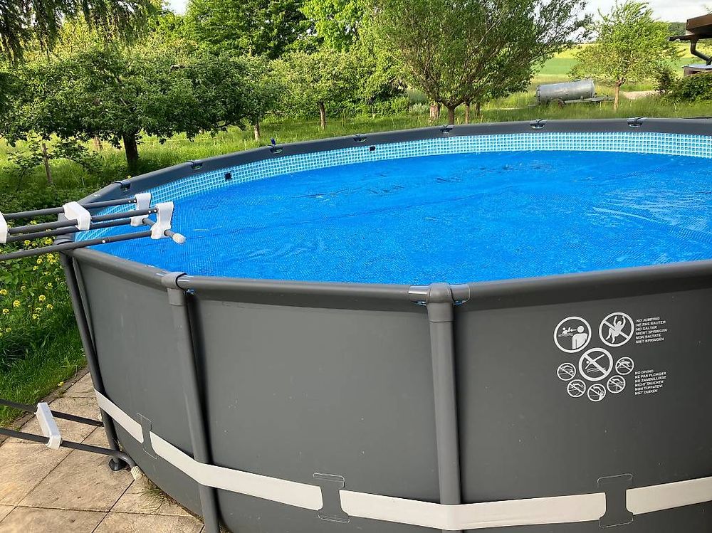 Schwimmbad: Piscine Intex Graphite Panel Pool, 488 x 122 cm, avec pompe – Gebraucht aus Villarimboud von ber_m99f