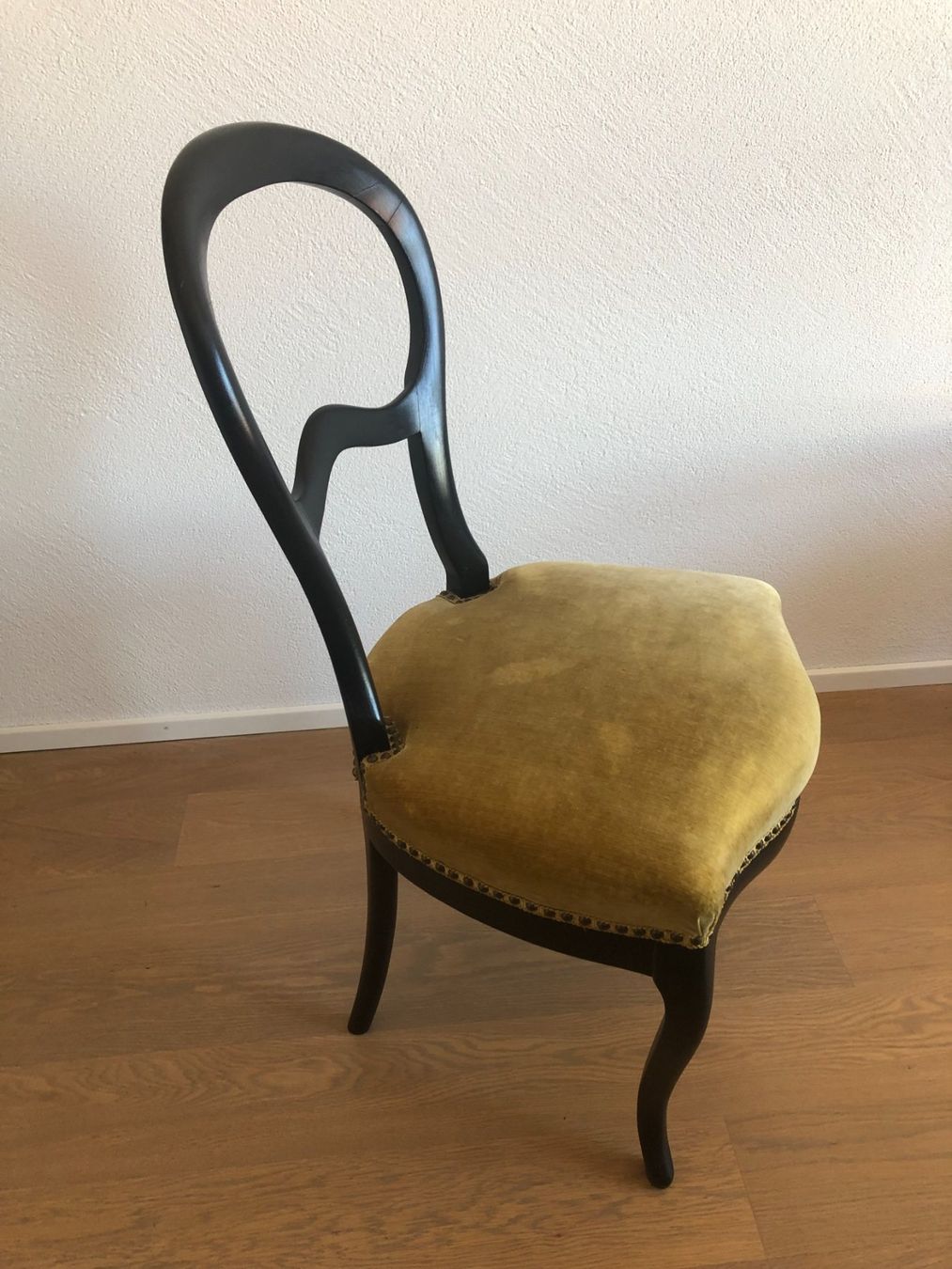 Stühle: Antiker Holzstuhl mit Velour-Stoff – Gebraucht aus Samstagern von TAAF 1