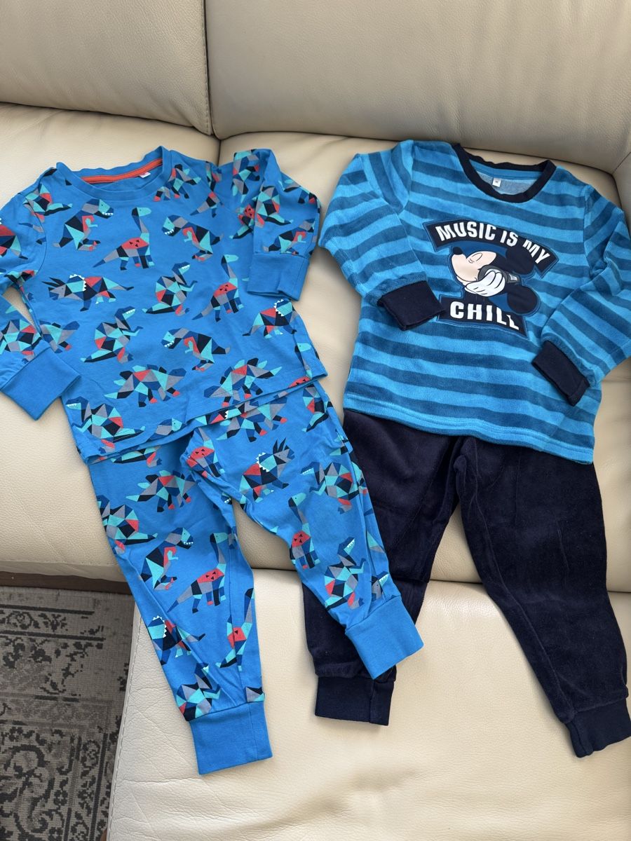 C&A Pyjamas: 2 Pyjama Sets Kinder Grösse 98 Dino Mickey – Neuf (Voir description) à Oberengstringen par lor_8y27