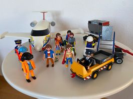 2 Playmobil Sets: Ferienflieger + Gangway mit Cargo