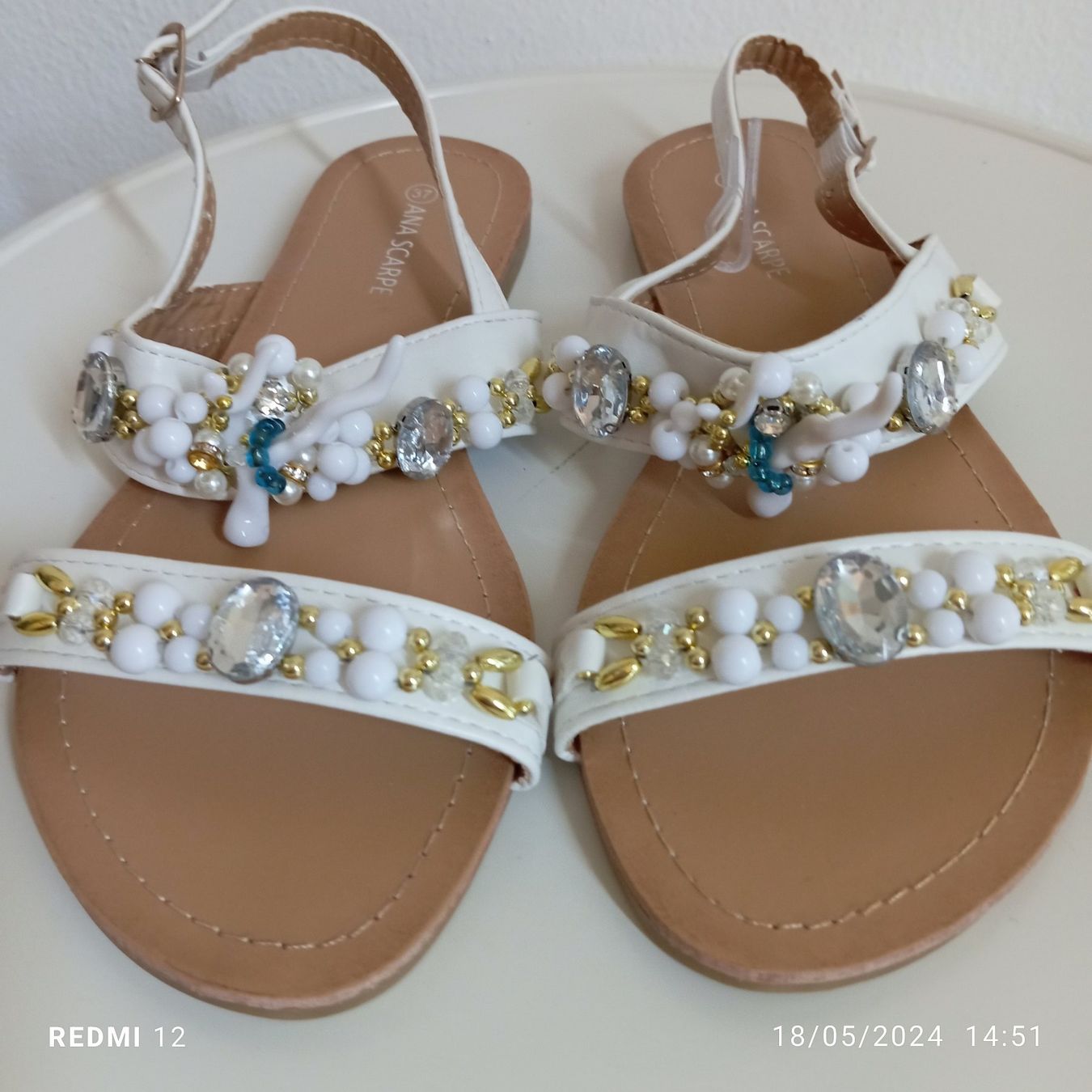 Scarpe da donna: Weisse Sandalen Grösse 37 – Nuovo (secondo la descrizione) da Brione Verzasca venduto da pulci22 1