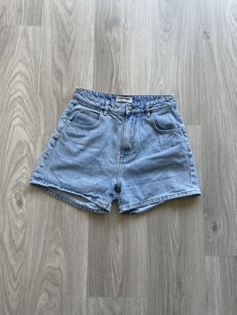 Seltene, kurze Jeans Hose, Gr. 36, hellblau - Top Zustand