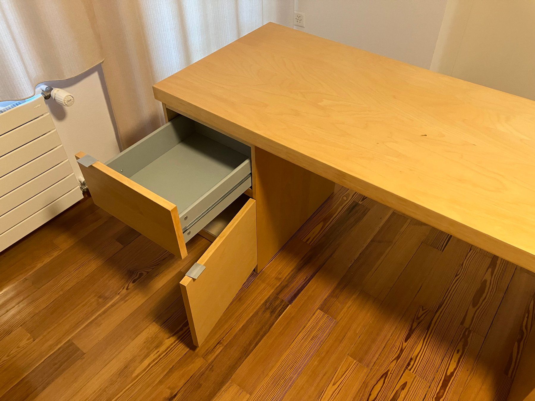 Ikea Schreibtische: Schreibtisch mit integriertem Korpus – Gebraucht aus St. Gallen von JorisSs 1