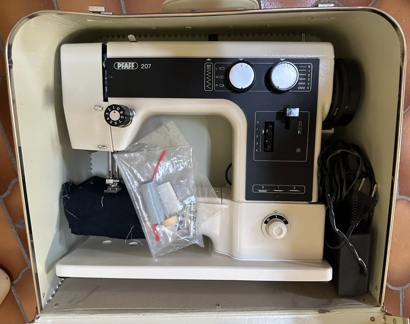 Pfaff Nähmaschinen: Pfaff Nähmaschine 207 – Gebraucht aus Bättwil von paul74
