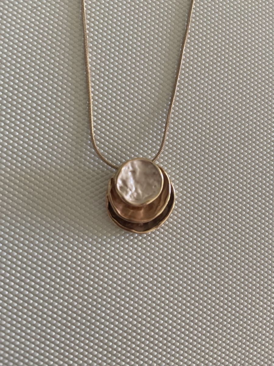 Catenine: Collier design or, pendentif abstrait, parfait état – Nuovo (secondo la descrizione) da Cortaillod venduto da Ava1725 1