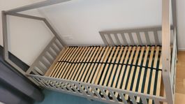 Kinderbett Hausbett 90x200 cm mit Lattenrost, grau