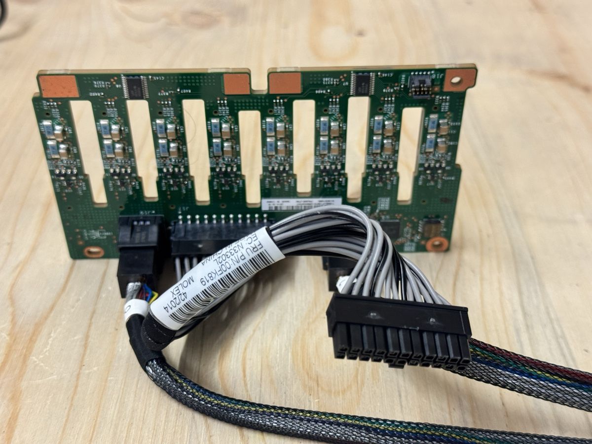 Componenti elettronici: SAS Expander Karte 8-Port mit Kabel - Backplane – Usato da Stachen venduto da ITHardware 3