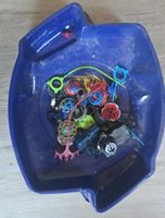 Beyblade Arena mit Diversen Bayblade Items und Komponenten 