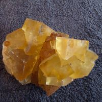 🟠 Fluorite jaune orangée – cristal cubique naturel