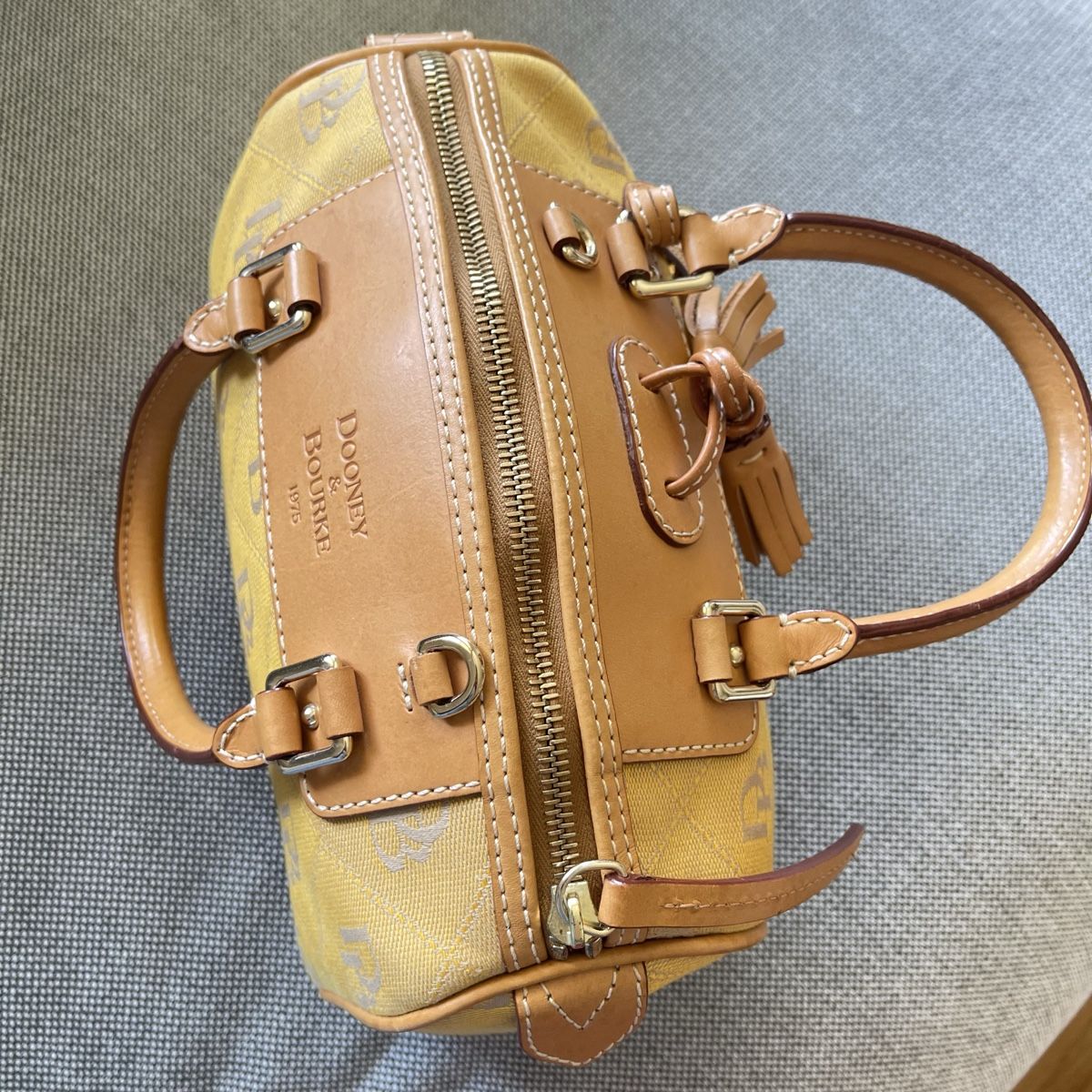 Dooney & Bourke Borse: Dooney & Bourke gelbe monogrammierte Hand Tasche – Nuovo (secondo la descrizione) da Bern venduto da dek_7bjd 4