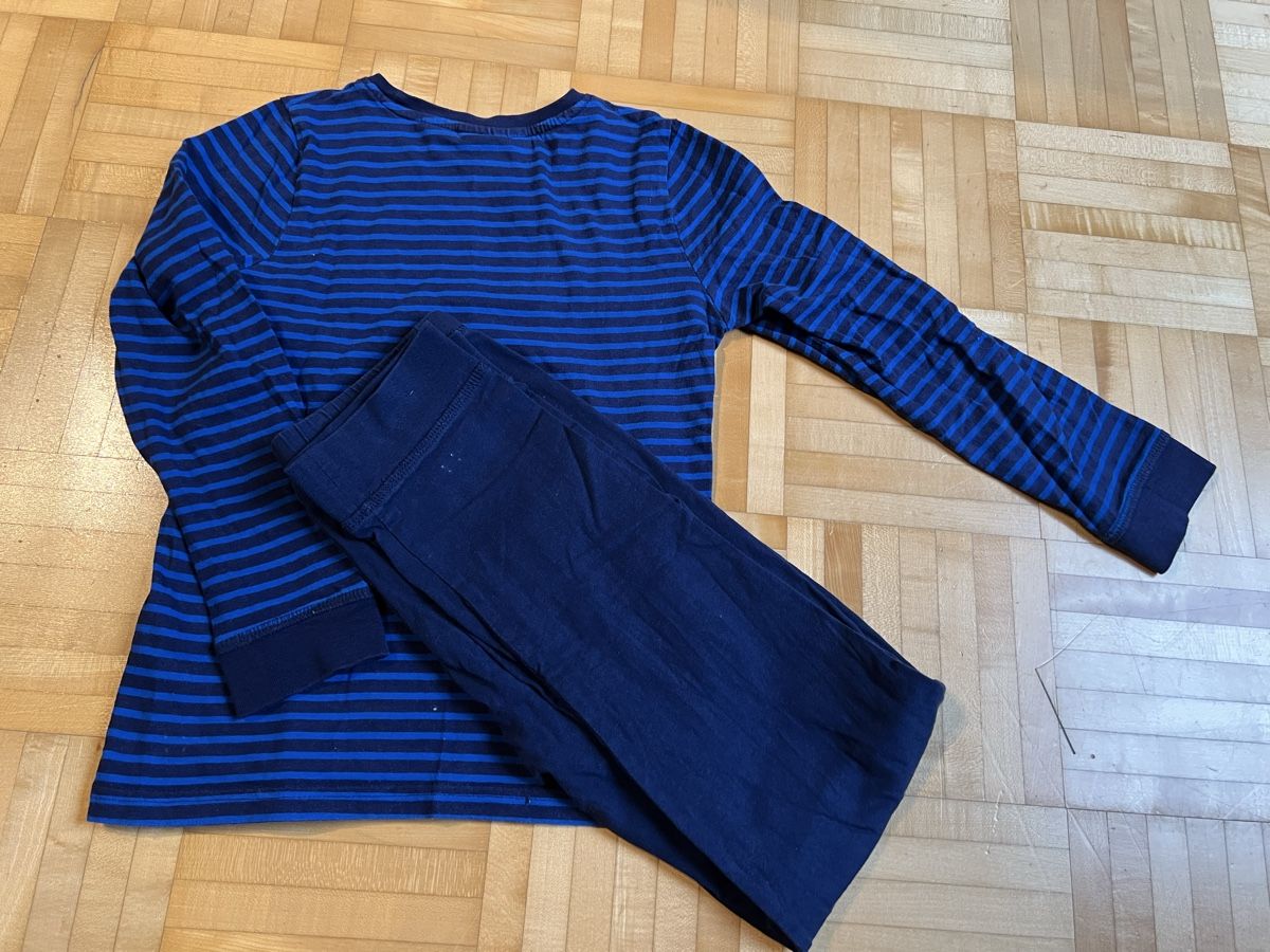 Pyjamas & Ähnliches: Jungen Pyjama Gr. 134 gestreift blau – Gebraucht aus Wallisellen von Kaktus8304 1
