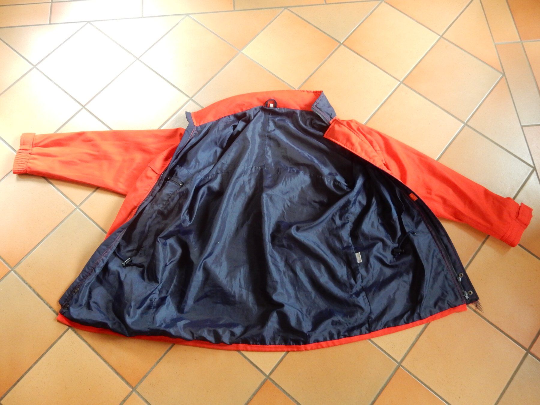 Giacche: Outdoorjacke mit Logo einer Helikopterfirma – Usato da Waldstatt venduto da Kananaskis1 6