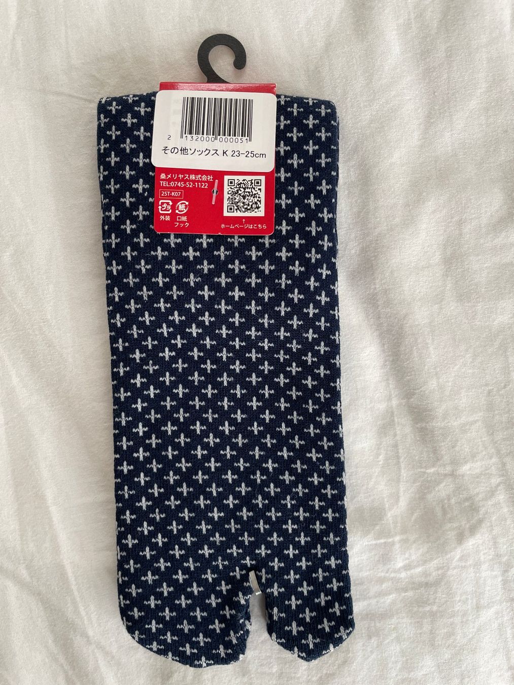 Chaussettes: Cross Pattern Tabi Socks (Made in Japan Socks) – D'occasion à Zürich par Linomartins 1