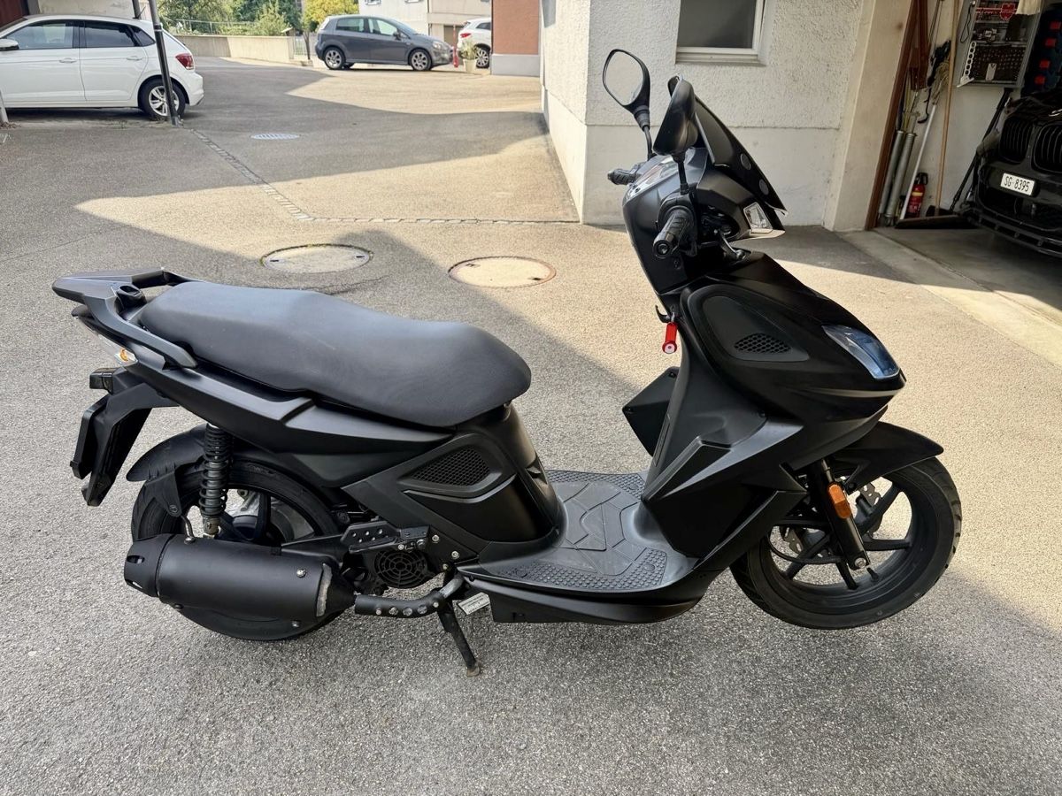 Kymco Scooter: Roller Kymco Super8 125 schwarz – Usato da Widnau venduto da t1990 3