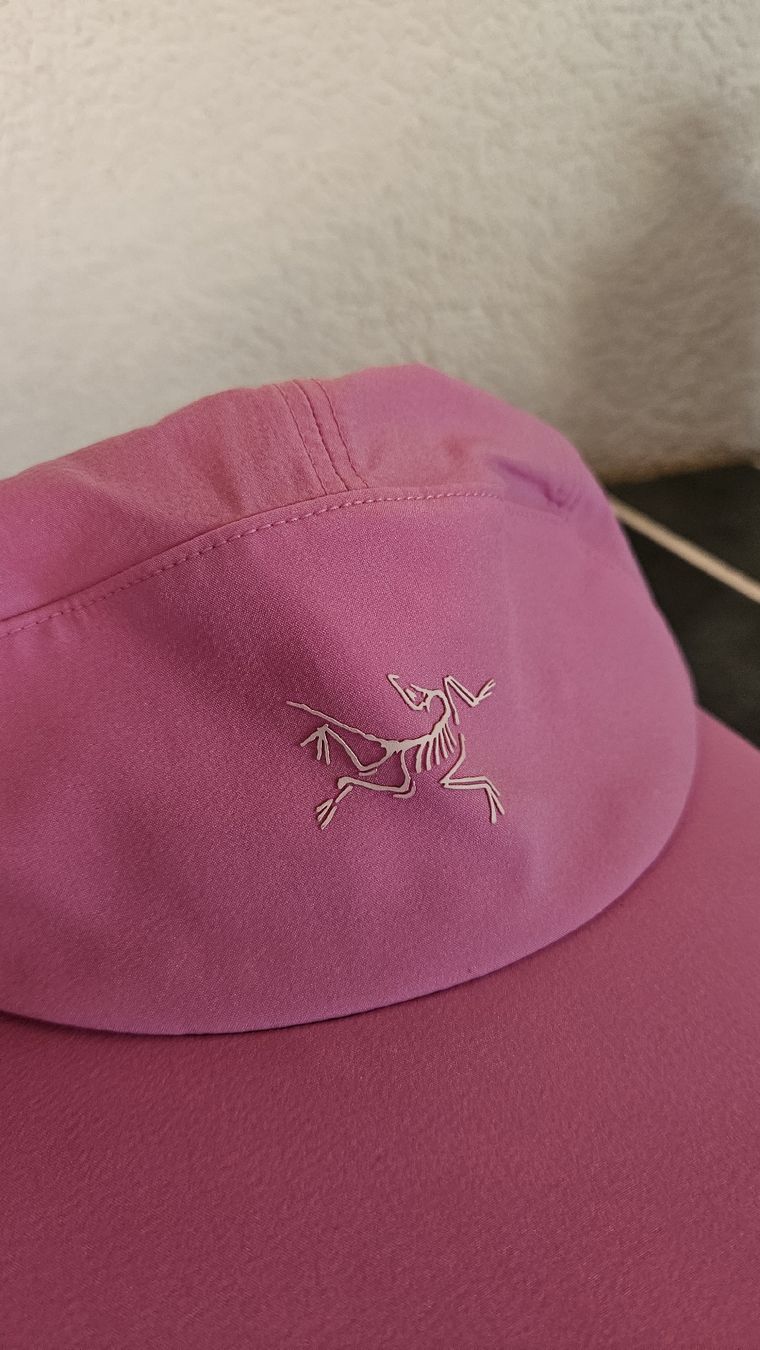 Arcteryx Copricapi, berretti & cappellini: Casquette Arc'teryx rose – Usato da Bulle venduto da tiff_1992 1