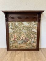 Vintage Wandgarderobe mit gewebtem Wandbehang im Gobelinstil