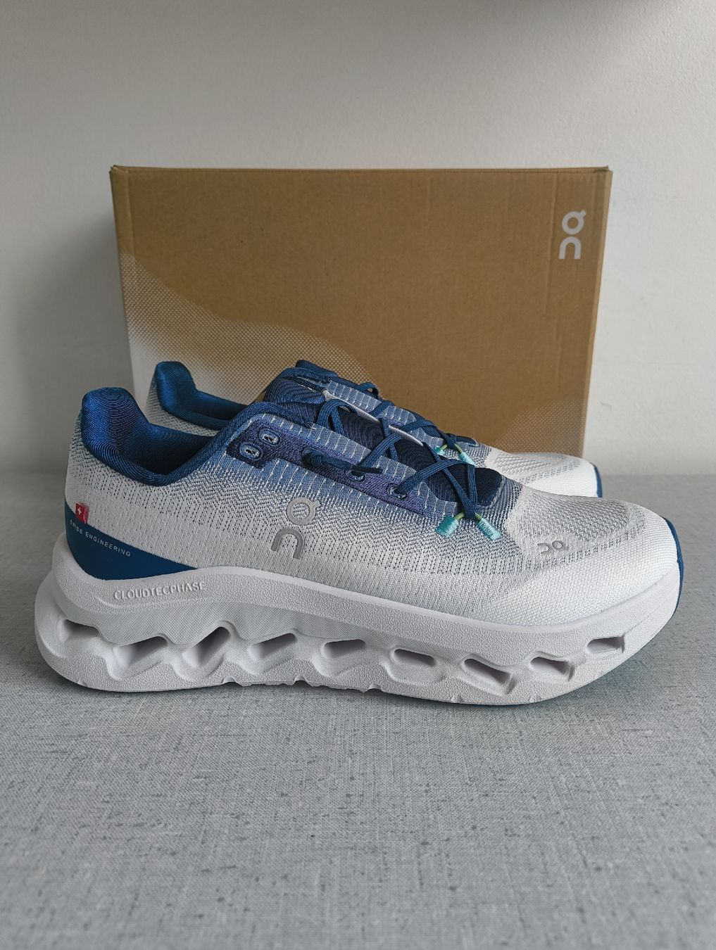 On Scarpe da uomo: ON Cloudtilt  Weiss/Blau EU 43 Grösse 9.5 – Nuovo e nell'imballaggio originale da Uitikon Waldegg venduto da PJLS1
