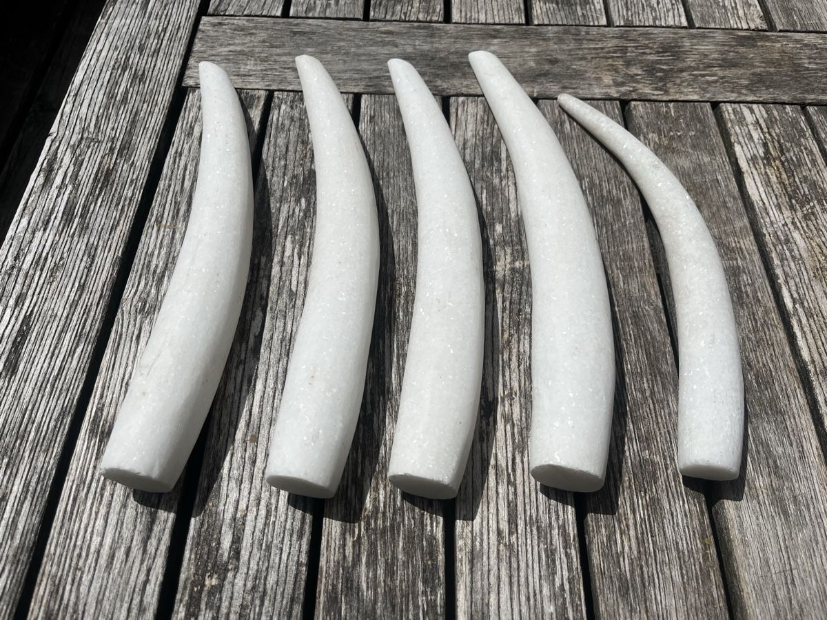 Figuren: 5 Stosszähne aus Marmor Deko – Gebraucht aus Wiesenberg von swissantik
