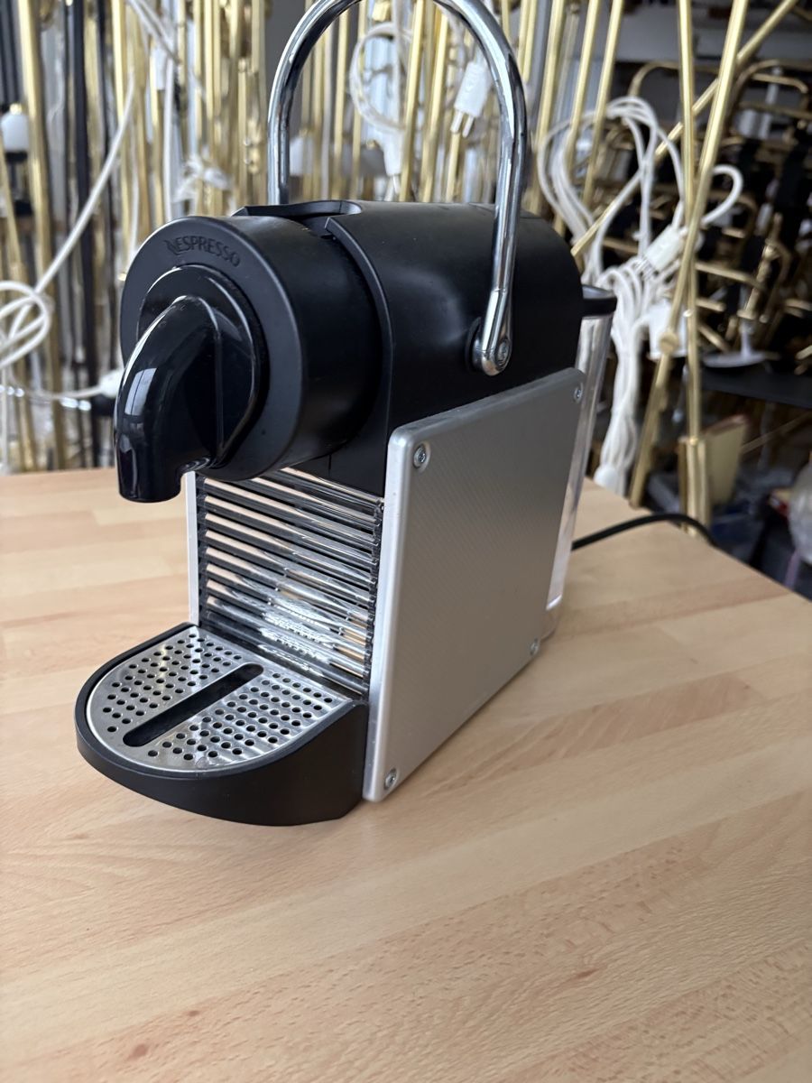 Macchine per caffè & Macchine per espresso: Kaffeemaschine DeLonghi Nespresso Pixie silber schwarz – Usato da Bilten venduto da vjo_qpx5 5