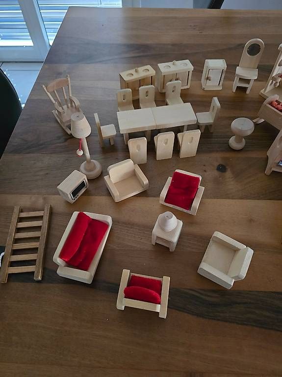 Case e mobili per bambole: Puppenhaus Möbel aus Holz – Usato da Merenschwand venduto da Juditha786