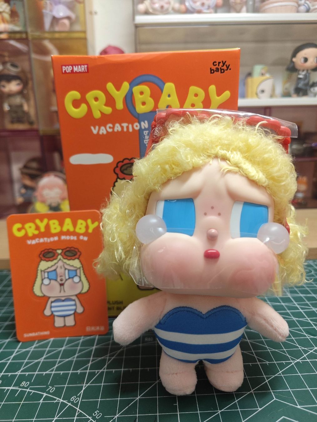 Pop Mart Statuette: Pop Mart Crybaby Vacation Mode On- Sunbathing – Nuovo (secondo la descrizione) da Horw venduto da aquarellmmm2024