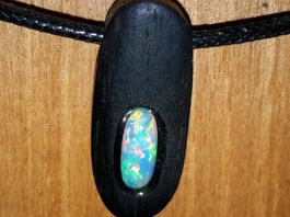 Australischer Multicolor Flashfire Kristall Opal im Ebenholz