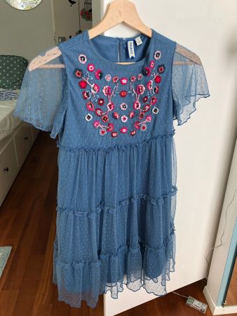 2 schöne Mädchen Kleider Friboo & Tommy Hilfiger Gr. 140-152