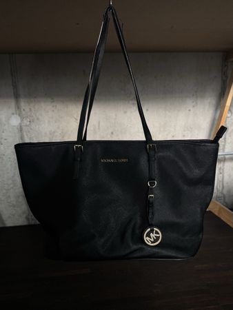Sac à mains Michael Kors noir, très chic, bon état ! 