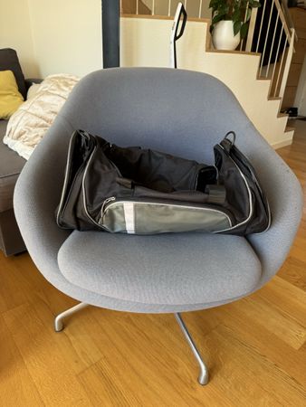 Geräumige und robuste schwarze Sport-/Reisetasche