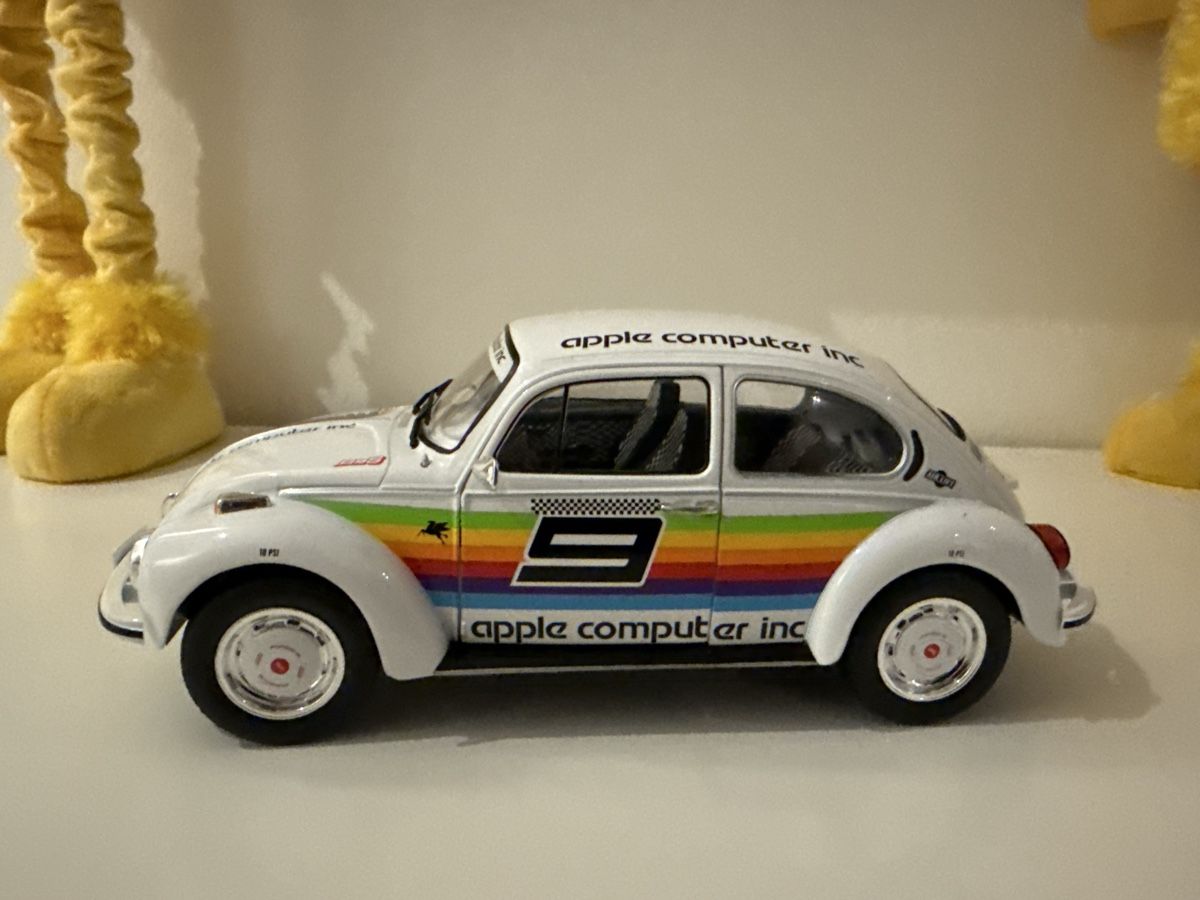 Volkswagen Modellini d'auto: VW Käfer Apple Computer Inc.  1:18 – Nuovo e nell'imballaggio originale da Basel venduto da Zomeg