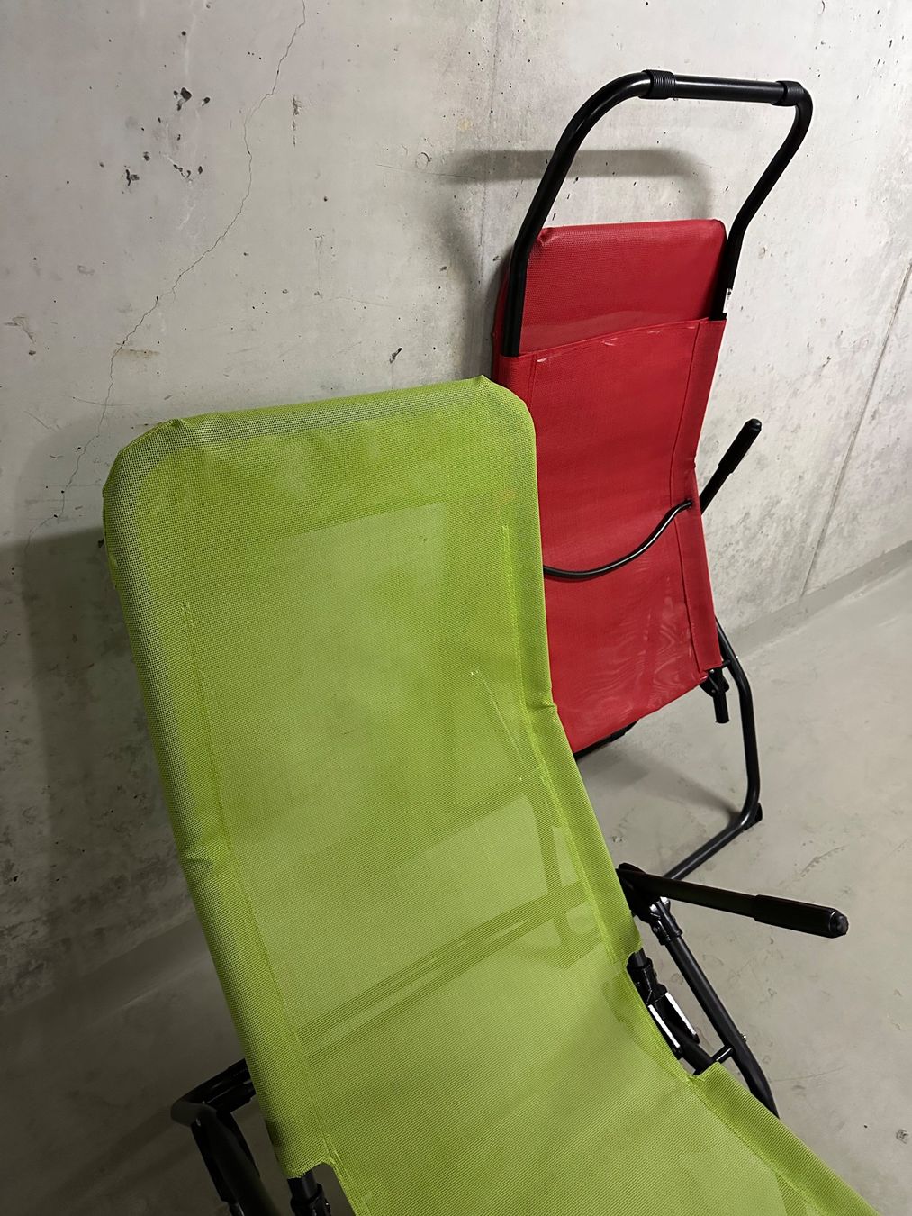 Liegen & Liegestühle: 2 Liegestühle (rot & grün) – Gebraucht aus Glattpark(Opfikon) von AydenM 1