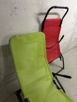 2 Liegestühle (rot & grün)