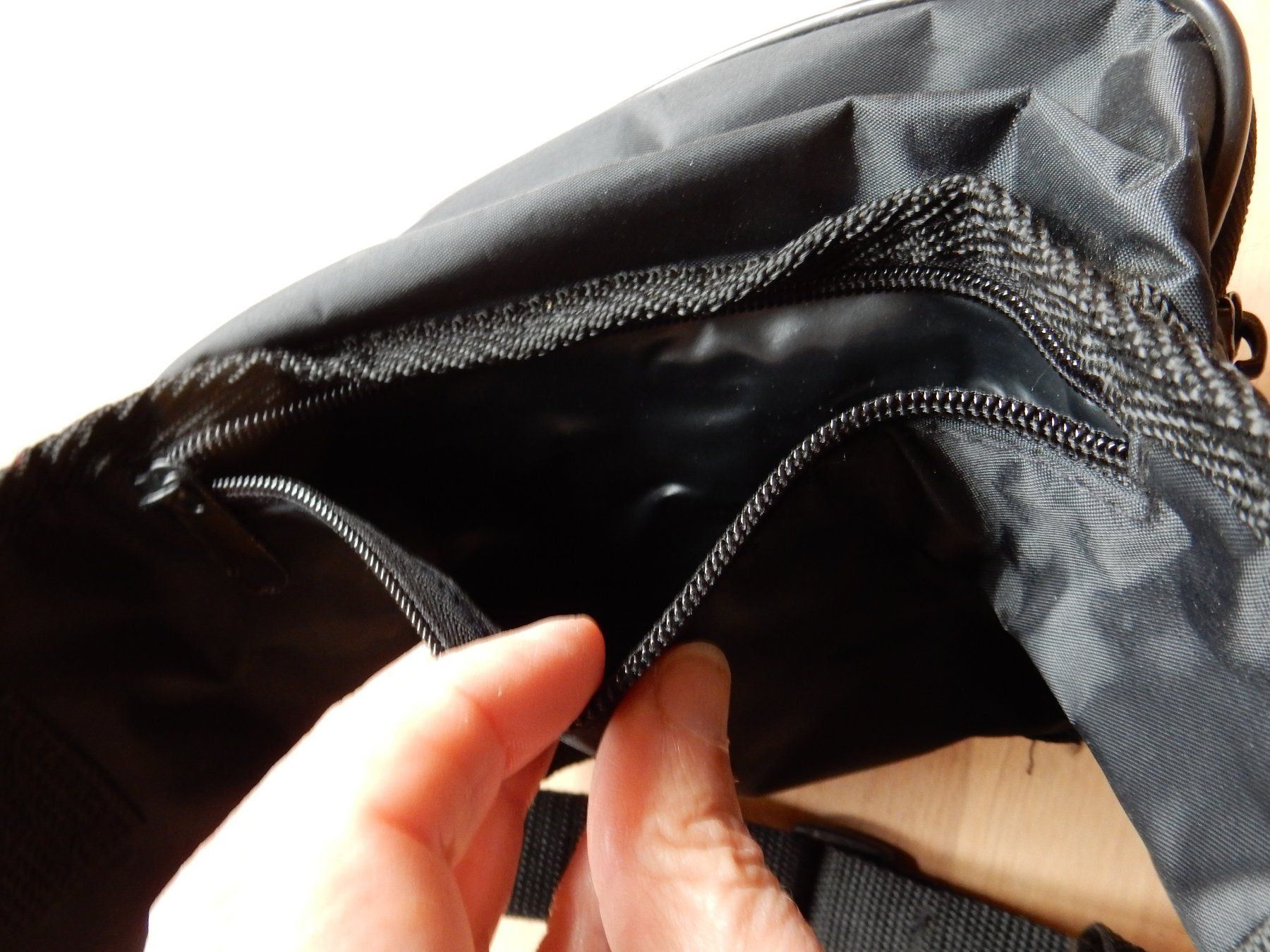 Taschen: klassische Bauchtasche schwarz Kunststoff – Gebraucht aus Jona von simongarden 3